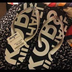 Woman’s Michael kors black and silver flip flops brand new w/ tags 24.99$ size 8
